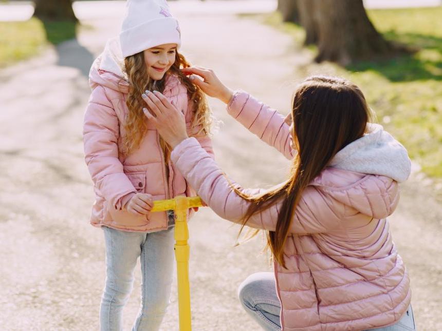 mother-with-daughter-park-with-skate