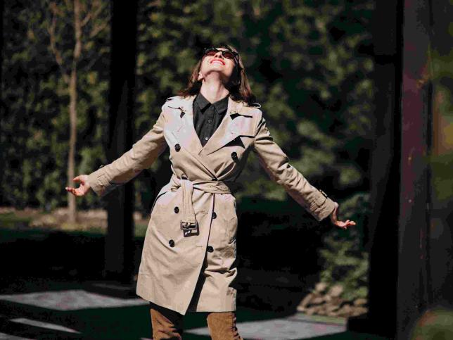 young-business-woman-trendy-coat-outside(1)