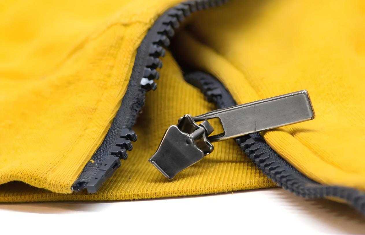 Are We Overlooking the Pitfalls of Zippers in Reversible Jackets?
